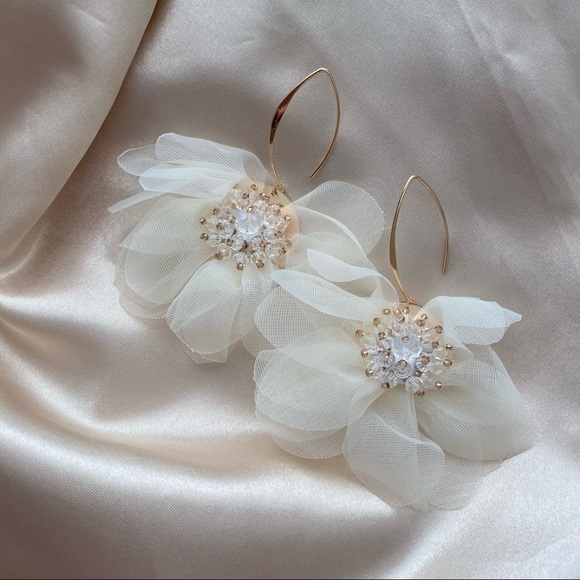 💕Last one Mesh White Flower Hook Earrings - Picture 3 of 8